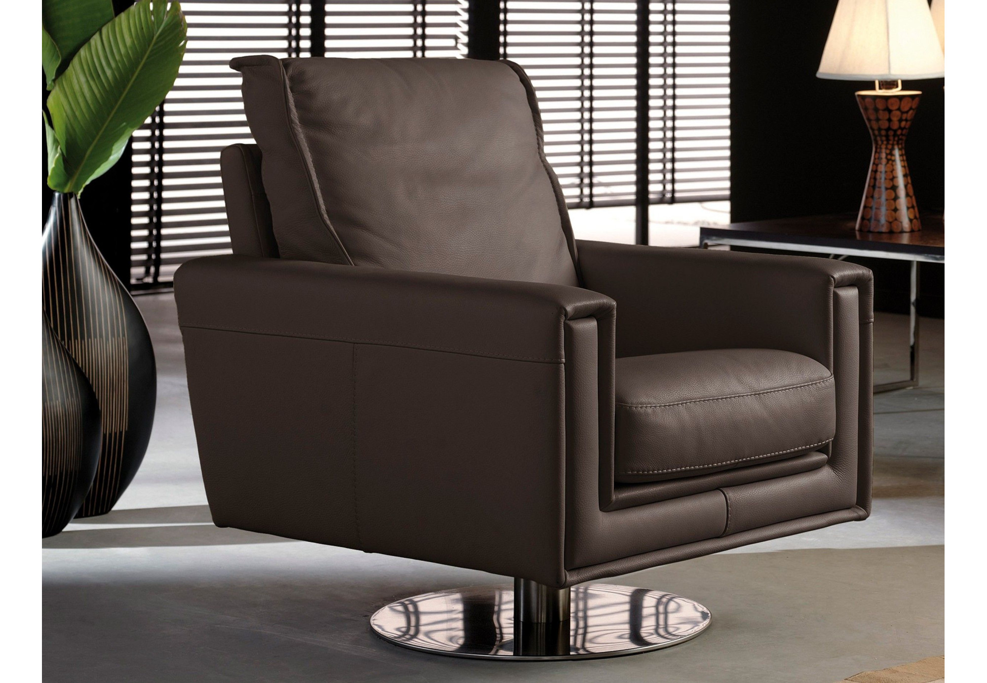 Sillón giratorio en cuero natural Peter | Sillón giratorio de piel